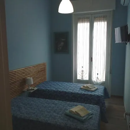 Aunt Elvira's Nyaraló Avola